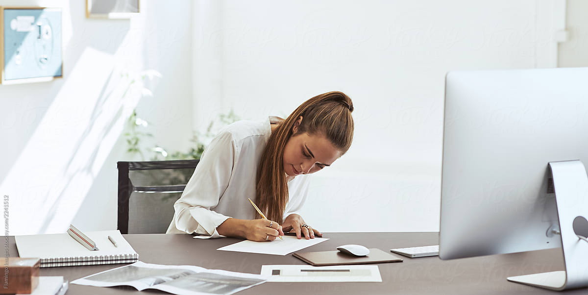 Eine Zusammenstellung von Text und Bildern. Im Hintergrund sitzt eine Frau vor einem Blatt Papier und notiert sich etwas.