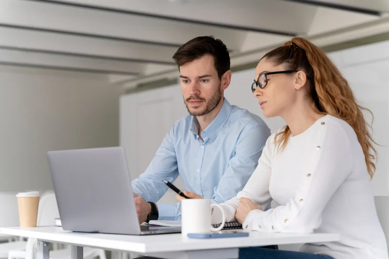 Business-Team arbeitet am Notebook mit Dropbox-Alternative luckycloud