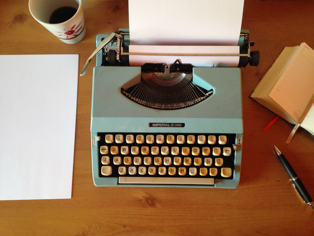 Vogelperspektive auf einen Schreibtisch mit alter Schreibmaschine.