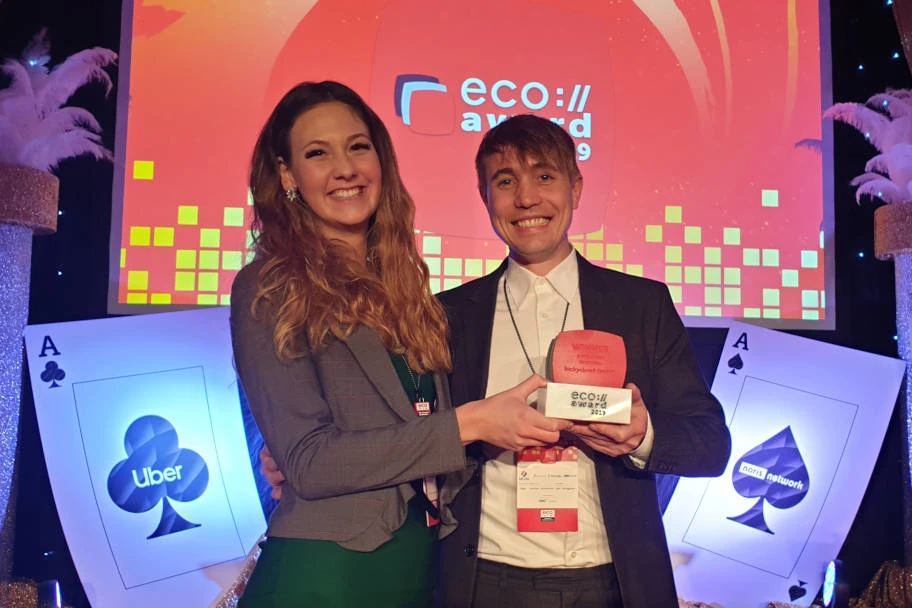 Luc Mader, Gruender von luckycloud, haelt den Eco Award 2019 in seinen Haenden. Neben ihm steht eine jung Frau.