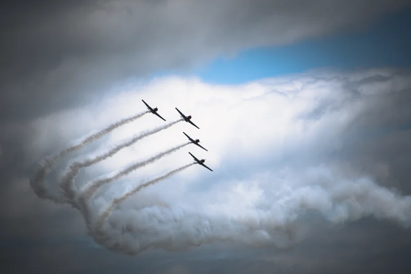 Vier Jets fliegen am wolkigen Himmel, entdecke die souveräne Cloud von luckycloud